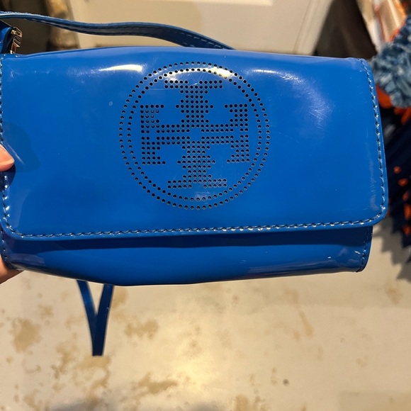 Preloved/like new  Tory Burch Perforated Logo Clutch Bag - Picture 2 of 5